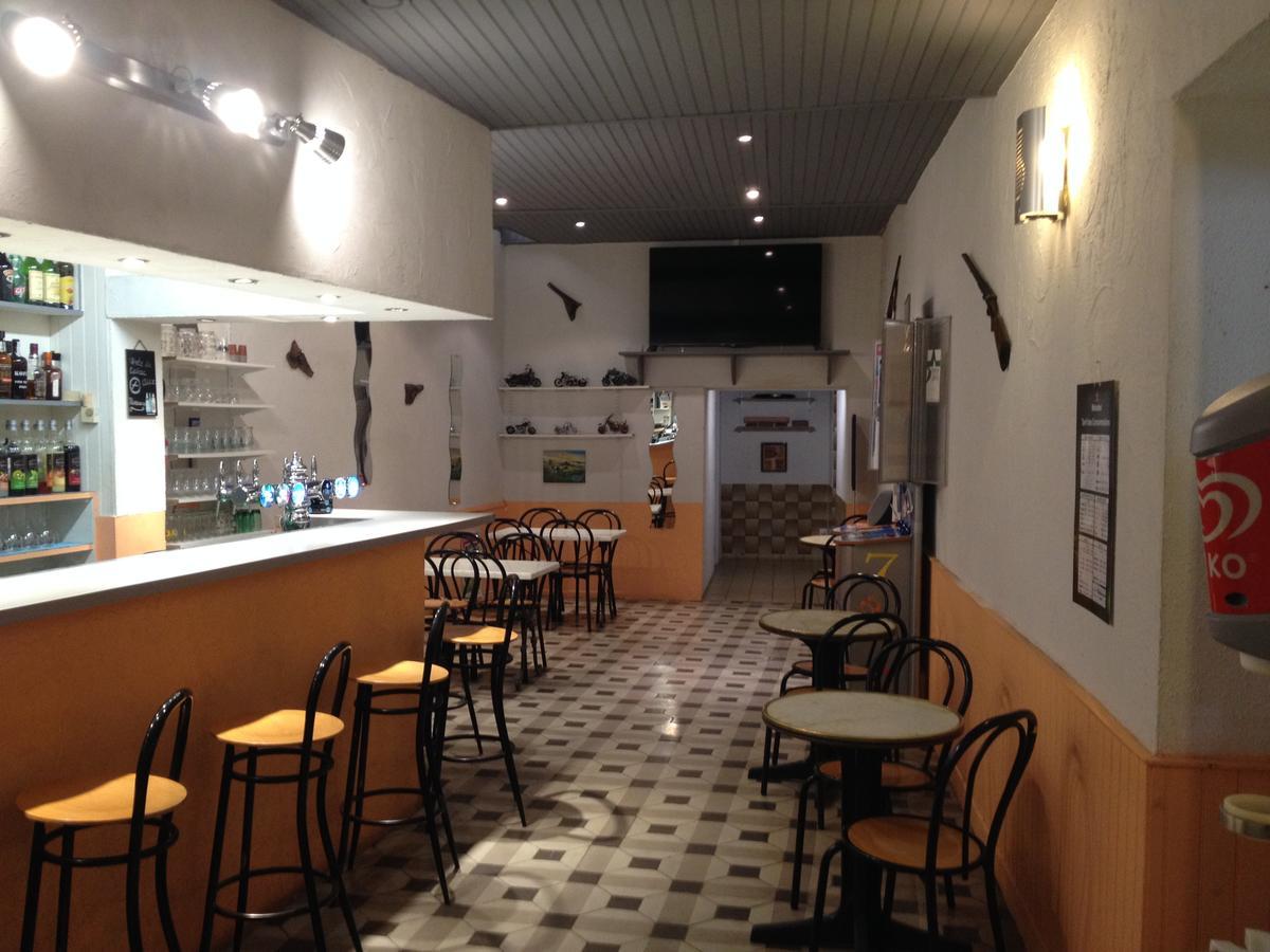 Bar Hotel De La Place Mezel エクステリア 写真